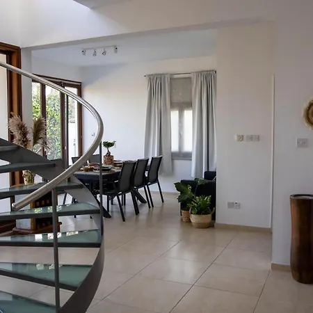 Balinese Villa Ajía Nápa